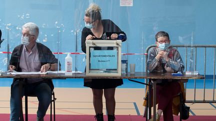 Dans un bureau de vote de Douarnenez (Finistère) lors du premier tour des élections régionales et départementales, dimanche 20 juin 2021. (MAXPPP)