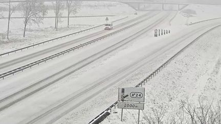 Vague de froid : de grands axes routiers perturbés par la neige (France 2)