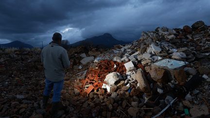 Des gravats et déchets de BTP entreposés sur le Plan de La Garde (Var), en zone agricole protégée, le 5 décembre 2018 (illustration). (DOMINIQUE LERICHE / MAXPPP)