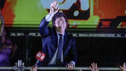 Le candidat ultralibéral Javier Milei célèbre sa victoire à l'élection présidentielle argentine, le 19 novembre 2023 à Buenos Aires (Argentine). (EMILIANO LASALVIA / AFP)