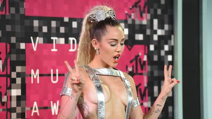 Miley Cyrus avant les MTV Video Music Awards &agrave; Los Angeles (Californie, Etats-Unis), le 30 ao&ucirc;t 2015. (JASON MERRITT / GETTY IMAGES NORTH AMERICA / AFP)