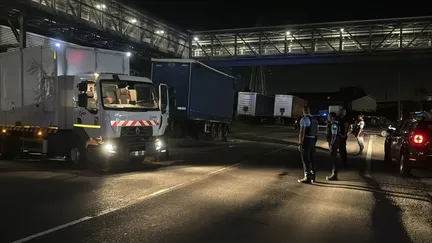 Een vrachtwagen uitgerust met een generator arriveert in de EDF-fabriek in Jari (Guadeloupe), in de nacht van 25 op 26 oktober 2024. (JEAN-MARIE MAVOUZNY / FRANKRIJK TELEVISIES)