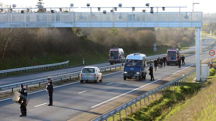 Un portique &eacute;cotaxe &agrave; Jugon-les-Lacs (C&ocirc;tes-d'Armor), lors d'une manifestation anti-&eacute;cotaxe, le 25 janvier 2014. (MAXPPP)