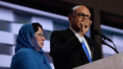 Les Khan, parents d'un soldat tué en Irak, lors de la convention démocrate, à Philadelphie, le 28 juillet 2016. (ROBYN BECK / AFP)