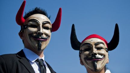 Deux activistes portent le masque de Guy Fawkes, symbole des Anonymous, &agrave; Mexico (Mexique),&nbsp;le 22 avril 2012.&nbsp; (RONALDO SCHEMIDT / AFP)