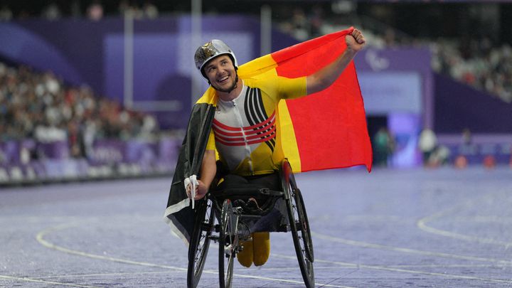 Le Belge Maxime Carabin célèbre sa médaille d'or au 400 mètres T52 aux Jeux paralympiques de Paris, le 30 août 2024. (ULRIK PEDERSEN / AFP)