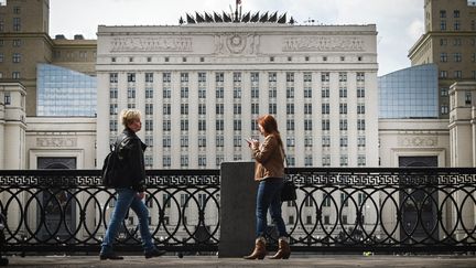 Des Russes au bord de la Moskova, en face du ministère de la Défense à Moscou, en avril 2022.&nbsp; (ALEXANDER NEMENOV / AFP)