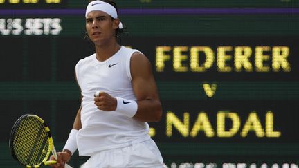 Un mois après son titre à Roland-Garros, Rafael Nadal fait enfin chuter Roger Federer à Wimbledon, le 6 juillet 2008, au bout d'une rencontre épique (6-4, 6-4, 6-7, 6-7, 9-7) et après deux échecs en finale. Quelques semaines plus tard, il ravira également la place de numéro 1 mondial au Suisse, qui l'occupait depuis quatre ans et demi. (ADRIAN DENNIS / AFP)