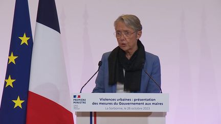 La Première Elisabeth Borne annonce des mesures en réponse aux violences urbaines survenues en juin, le 26 octobre 2023 à La Sorbonne, à Paris. (FRANCEINFO)