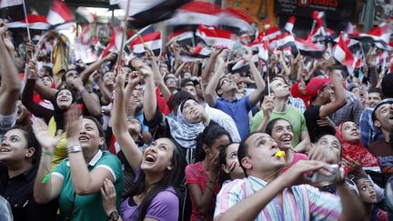 Des manifestants anti-Morsi acclament un h&eacute;licopt&egrave;re militaire qui les survole &agrave; Alexandrie (Egypte), le 1er juillet 2013. (ASMAA WAGUIH / REUTERS)