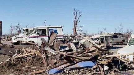 Le président américain Joe Biden se rendra mercredi 15 décembre dans le Kentucky, aux États-Unis, frappé vendredi 10 décembre par des&nbsp;tornades historiques ayant fait au moins 78 morts dans la région. L'état de catastrophe a été déclaré et les recherches de survivants se poursuivent. (France 2)