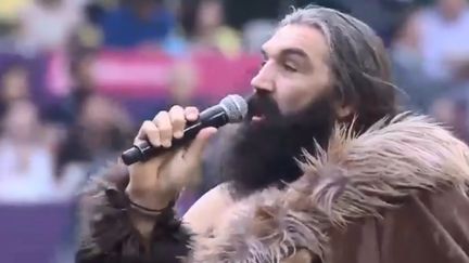 L'ancien international Sébastien Chabal chante pour chauffer le public en ouverture d'un match de rugby à sept à Hong Kong, vendredi 5 avril 2019.&nbsp; (WORLDRUGBY.FR / TWITTER.COM)