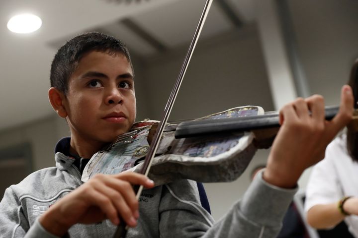 One of the musicians of the Orchestra of Recycled Instruments of Cateura&nbsp; (SEBASTIAN MARISCAL/EFE/SIPA / EFE)