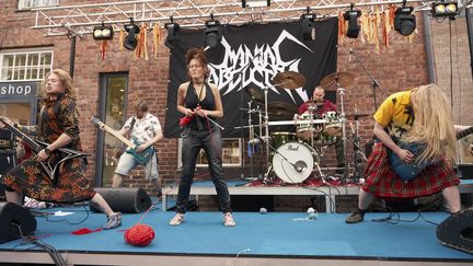 La candidate russe Natalia tricote sec durant le Championnat International de Tricot Heavy Metal de Joensuu (Finlande) le 11 juillet 2019. (DAVID KEYTON/AP/SIPA / SIPA)