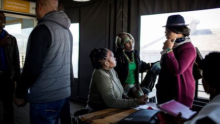 mais aussi d’une assistance pratique et de conseils en investissement de la part des onze experts de l’ONG Box Shop.  (Gulshan Khan / AFP)