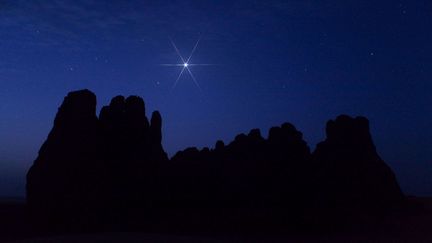 Sur «ses "forêts de rochers" de grès érodé», la nuit est aussi fascinante que le jour. Sur les sommets, la planète Venus (étoile du Berger) brille dans l'obscurité bleutée. (B.A.Tafreshi / Leemage )