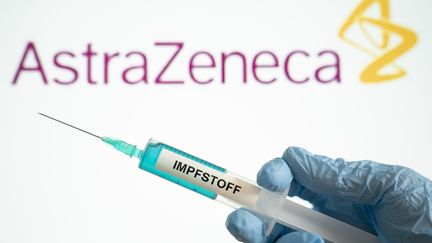 Le laboratoire&nbsp;AstraZeneca reprend les tests sur son projet de vaccin contre le coronavirus. (JENS KRICK / FLASHPIC / AFP)