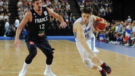 Nando De Colo contre la Finlande en qualification pour le mondial 2019. (SYLVAIN THOMAS / AFP)