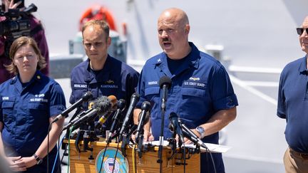 Le capitaine Jamie Frederick de la Garde côtière américaine fait le point sur les efforts de recherche de cinq personnes à bord du sous-marin disparu, le 21 juin 2023 à Boston, aux Etats-Unis. (SCOTT EISEN / GETTY IMAGES NORTH AMERICA / AFP)