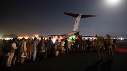 Un avion militaire australien évacue des personnes d'Afghanistan, le 20 août 2021 à Kaboul. (SGT GLEN MCCARTHY / AUSTRALIAN DEFENCE FORCE / AFP)