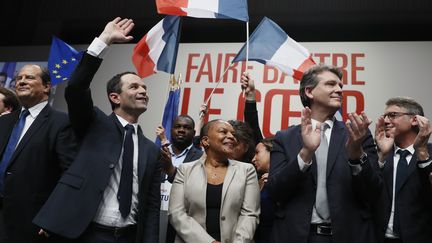 Le candidat socialiste à la présidentielle, Benoît Hamon, sur la scène de la convention d'investiture du PS, le 5 février 2017 à Paris, aux côtés d'Arnaud Montebourg et Vincent Peillon. (THOMAS SAMSON / AFP)