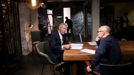 Rachid M’Barki et Dominique Rizet sur le plateau de "Faites entrer l'accusé" en septembre 2020.&nbsp; (GUILLAUME GEORGES / MAXPPP)