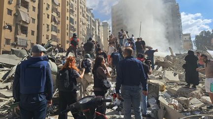 Des journalistes dans le quartier de Dahieh à Beyrouth au Liban, le 2 octobre 2024. (VIRGINIE PIRONON / RADIO FRANCE)