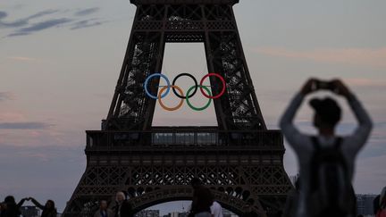 Les anneaux olympiques sur la tour Eiffel à Paris le 6 septembre 2024. (THIBAUD MORITZ / AFP)