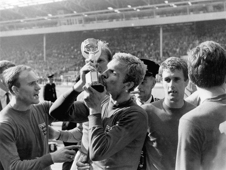 Bobby Moore embrasse la Coupe du monde après la victoire anglaise le 30 juillet 1966, à Wembley (Londres). (UPI)