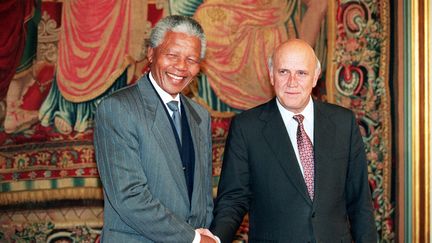 Nelson Mandela, président du Congrès national africain (ANC)&nbsp; et le dernier président sud-africain de l'apartheid, Frederik de Klerk, le 10 décembre 1993 à Oslo après avoir reçu le prix Nobel de la paix. Ils ont été pour leurs efforts visant à assurer une transition pacifique du régime d'apartheid.&nbsp; (GERARD JULIEN / AFP)