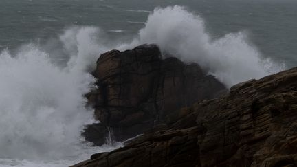 Une mer agitée près de Quiberon (Morbilhan), le 30 décembre 2022. (ESTELLE RUIZ / HANS LUCAS / AFP)