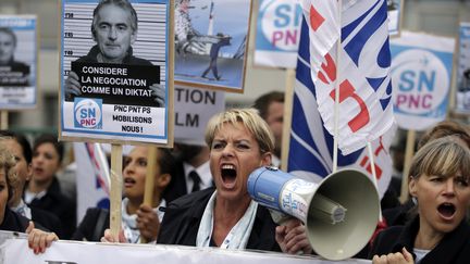 Des salari&eacute;s d'Air France manifestent &agrave; Roissy-en-France, durant le comit&eacute; central d'entreprise lundi 5 octobre 2015. (KENZO TRIBOUILLARD / AFP)