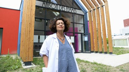 Le docteur Ghada Hatem devant la maison des femmes de Saint-Denis (Seine-Saint-Denis), le 5 août 2016.&nbsp; (BERTRAND GUAY / AFP)