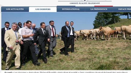 Une image de Nicolas Sarkozy avec des agriculteurs sur le site de l'Elysée (Elysee)