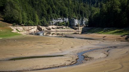 Le lac des Brenets, à la frontière entre la Suisse et la France, dans le Doubs, le 4 août 2022. (FABRICE COFFRINI / AFP)