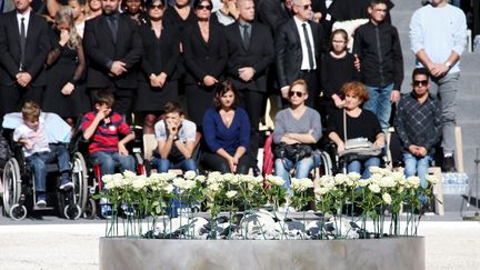 86 roses blanches ont été déposées en souvenir des victimes de l'attentat de Nice, le 14 juillet. (ERIC GAILLARD / POOL)