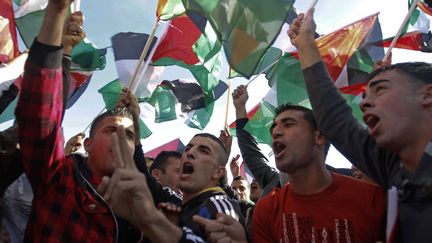 Des Palestiniens c&eacute;l&egrave;brent, le 2 d&eacute;cembre 2012 &agrave; Ramallah (Cisjordanie),&nbsp;la reconnaissance du statut d'Etat observateur des Nations unies octroy&eacute; &agrave; la Palestine. (NASSER SHIYOUKHI / AP / SIPA)