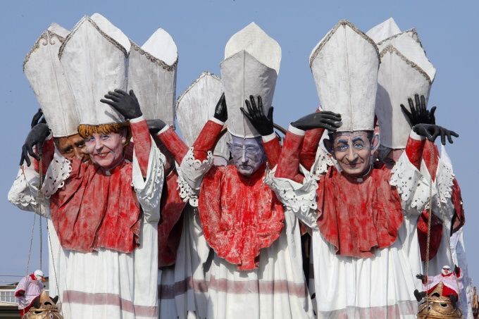 Angela Merkel, Mario Monti et Nicolas Sarkozy croqués en ecclésiastiques à Viareggio
 (Fabio Muzzi/AFP)