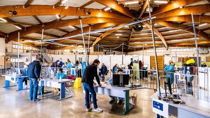 Des personnes viennent se faire vacciner au palais des expositions de Perpignan (Pyrénées-Orientales), le 12 avril 2021. (JC MILHET / HANS LUCAS / AFP)