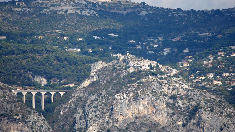 Alpes-Maritimes : deux personnes meurent dans le crash d'un hélicoptère