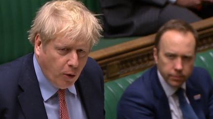 L'ancien Premier ministre britannique Boris Johnson et son ministre de la Santé, Matt Hancock, lors d'une séance au Parlement à Londres, le 25 mars 2020. (AFP)