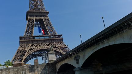  (Une grève empêche les visites de la Tour Eiffel © Maxppp)