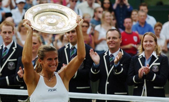 Amélie Mauresmo soulève son trophée à Wimbledon, le 8 juillet 2006.&nbsp;&nbsp; (GLENN CAMPBELL / AFP)