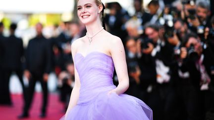 Radieuse, Elle Fanning est venue apporter une touche de légèreté et de candeur sur le tapis rouge. Elle est décidément partout cette année à Cannes.
 (Loïc Venance / AFP)