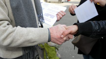 Une distribution de tracts dans la rue, avant l'épidémie de Covid-19 (illustration). (THIERRY GACHON / MAXPPP)