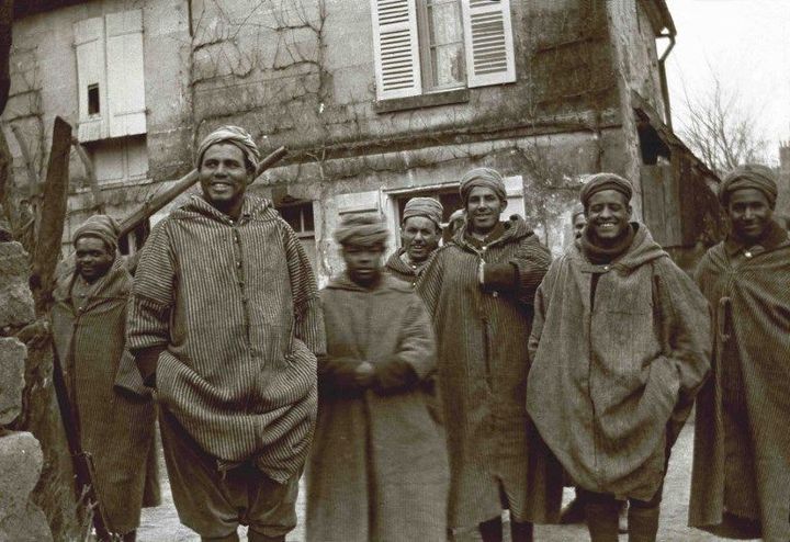 Groupe de soldats maghrébins de l'armée française posant en djellabas pendant la Première guerre mondiale. Date de la photo inconnue. (AFP - Gusman/Leemage)