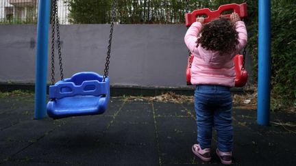 La proposition de loi abaisse notamment l'âge minimal requis pour chacun des parents adoptants, de 28 à 26 ans. (ALI ATMACA / ANADOLU AGENCY / AFP)