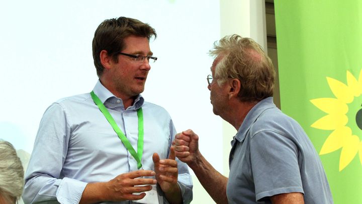 Le ministre d&eacute;l&eacute;gu&eacute; au D&eacute;veloppement, Pascal Canfin, avec Daniel Cohn-Bendit &agrave; Poitiers, le 22 ao&ucirc;t, pour l'universit&eacute; d'&eacute;t&eacute; des Verts. (ALAIN  ROBERT / APERCU/ SIPA)