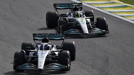 George Russell en tête devant son coéquipier chez Mercedes, Lewis Hamilton, le 13 novembre 2022 au GP du Brésil. (NELSON ALMEIDA / AFP)