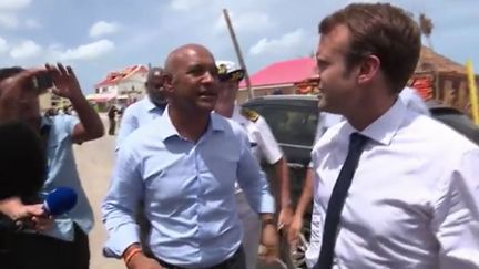 Emmanuel Macron visite les zones sinistrées&nbsp;de&nbsp;l'île de Saint-Martin dévastée par l'ouragan Irma, le 12 septembre 2017 (FRANCE 2)